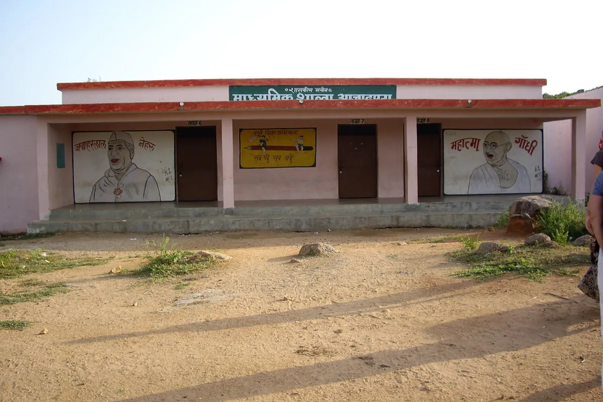 आदिवासी क्षेत्रों में स्कूल छोड़ने की दर पर प्रशासन की समीक्षा