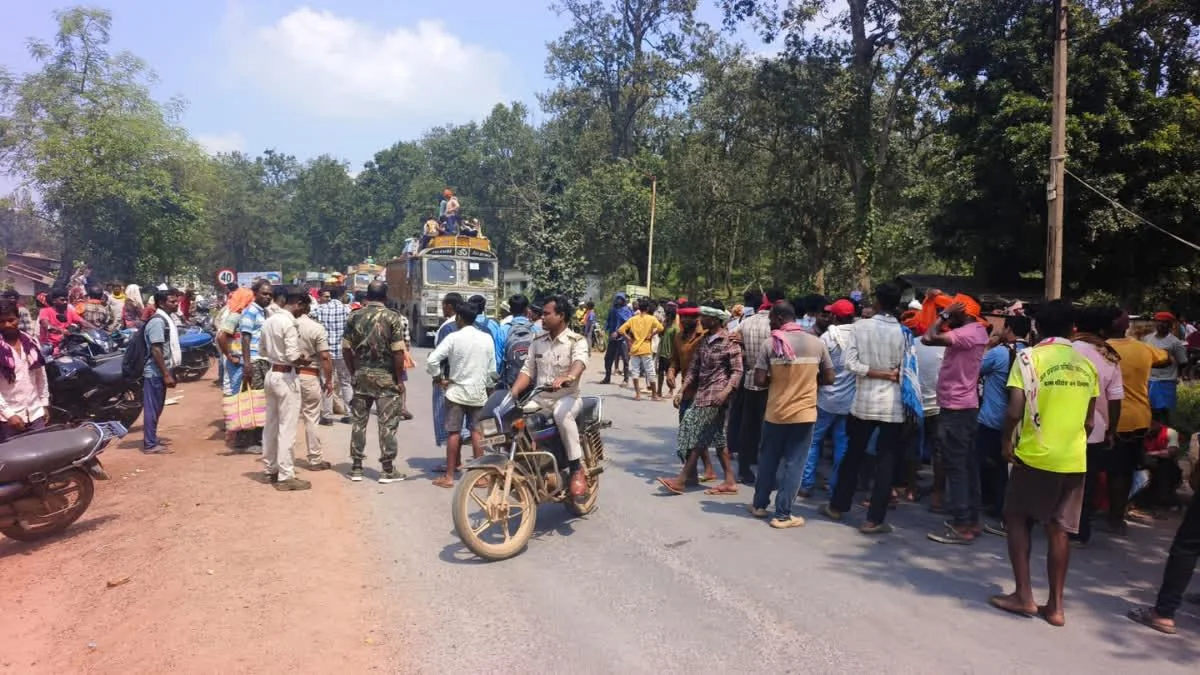 आक्रोश : 16 ट्रकों को रोक कर ग्रामीणों ने किया चक्काजाम, 8 मांगों को लेकर तहसीलदार को सौंपा ज्ञापन